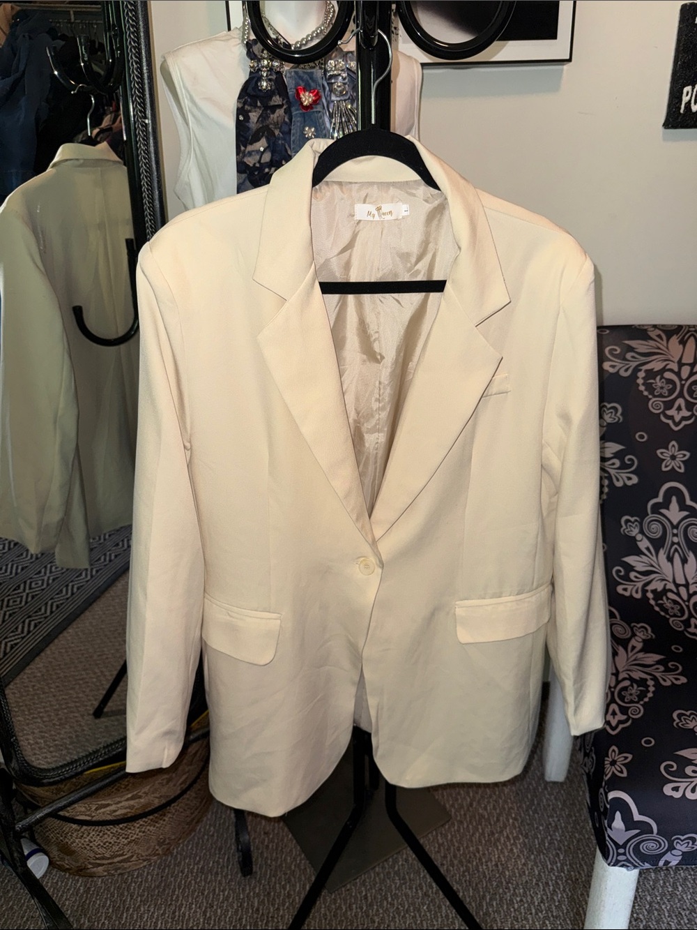 Tailored Cream Blazer with Single-Button Closure
